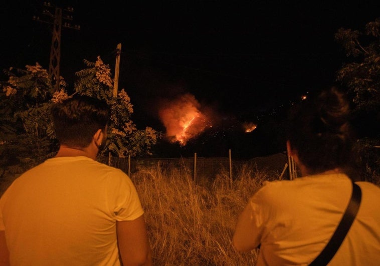 El vídeo que muestra la noche de tensión por el fuego en la Fuente de la Bicha